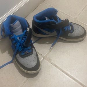 I’m selling a pair of Nike shoes blue and gray color,number 9 good condition